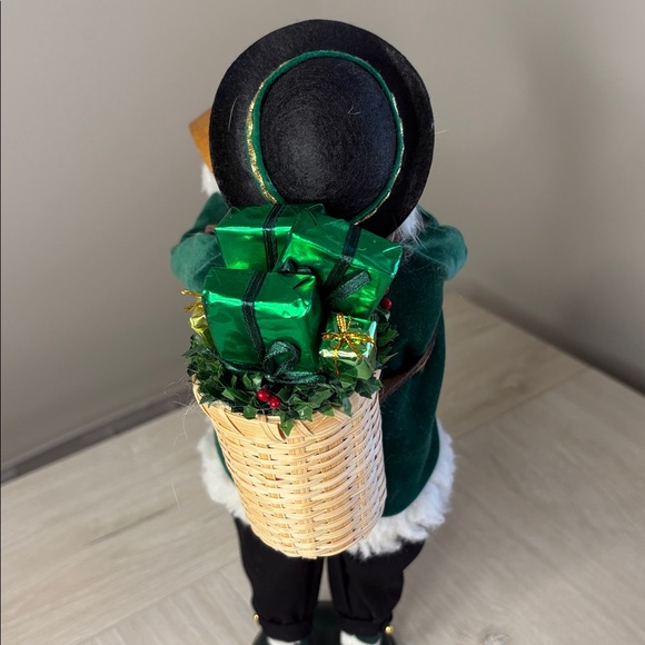 Byers Choice 2007 Irish Santa with Drum and Basket of Presents - Picture 8 of 12